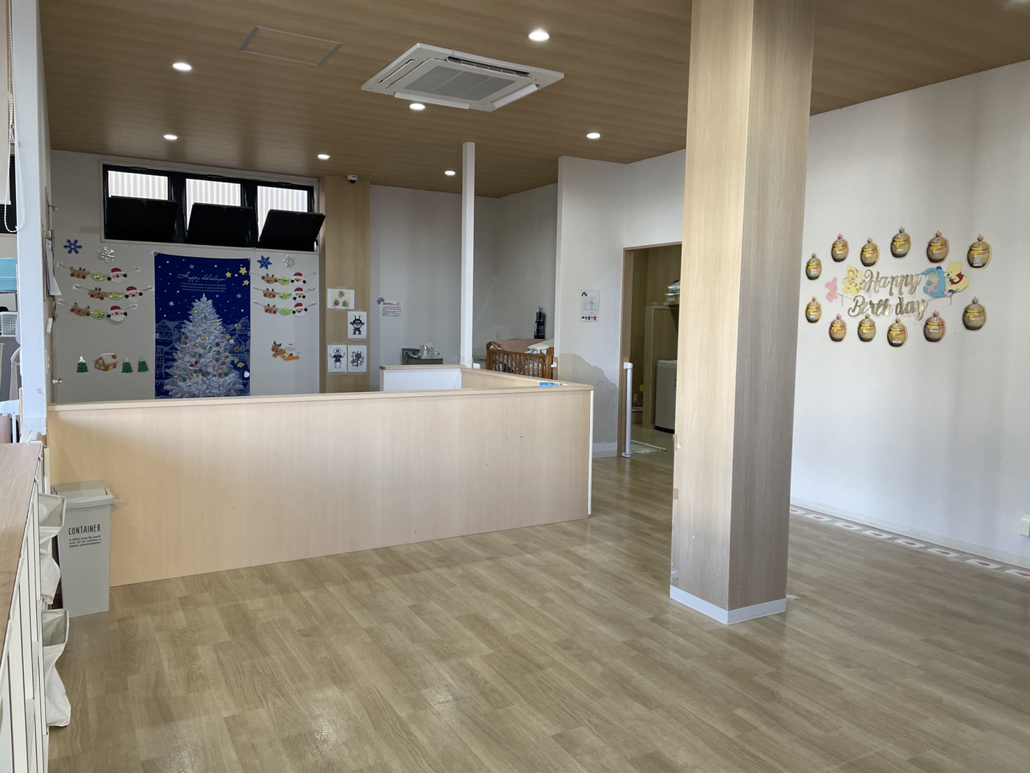 子どもたちが楽しく遊ぶ遊戯室